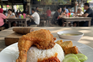 Nasi Ayam Penyet di Mersing, Malaysia: Resepi Asli dan Pengalaman Makan yang Menggugah Selera