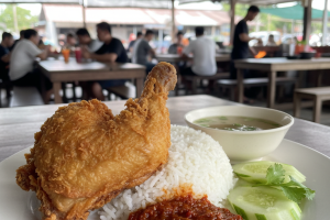 Nasi Ayam Penyet di Tumpat, Malaysia: Rahsia Resipi Asal dan Lokasi Terbaik