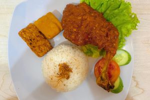 Nasi Ayam Penyet di Alor Gajah, Malaysia: Resepi Sedap dan Pengalaman Makan yang Tidak Terlupakan