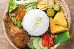 Nasi Ayam Penyet di Bahau, Malaysia: Resepi Asal dan Pengalaman Makan yang Menggugah Selera