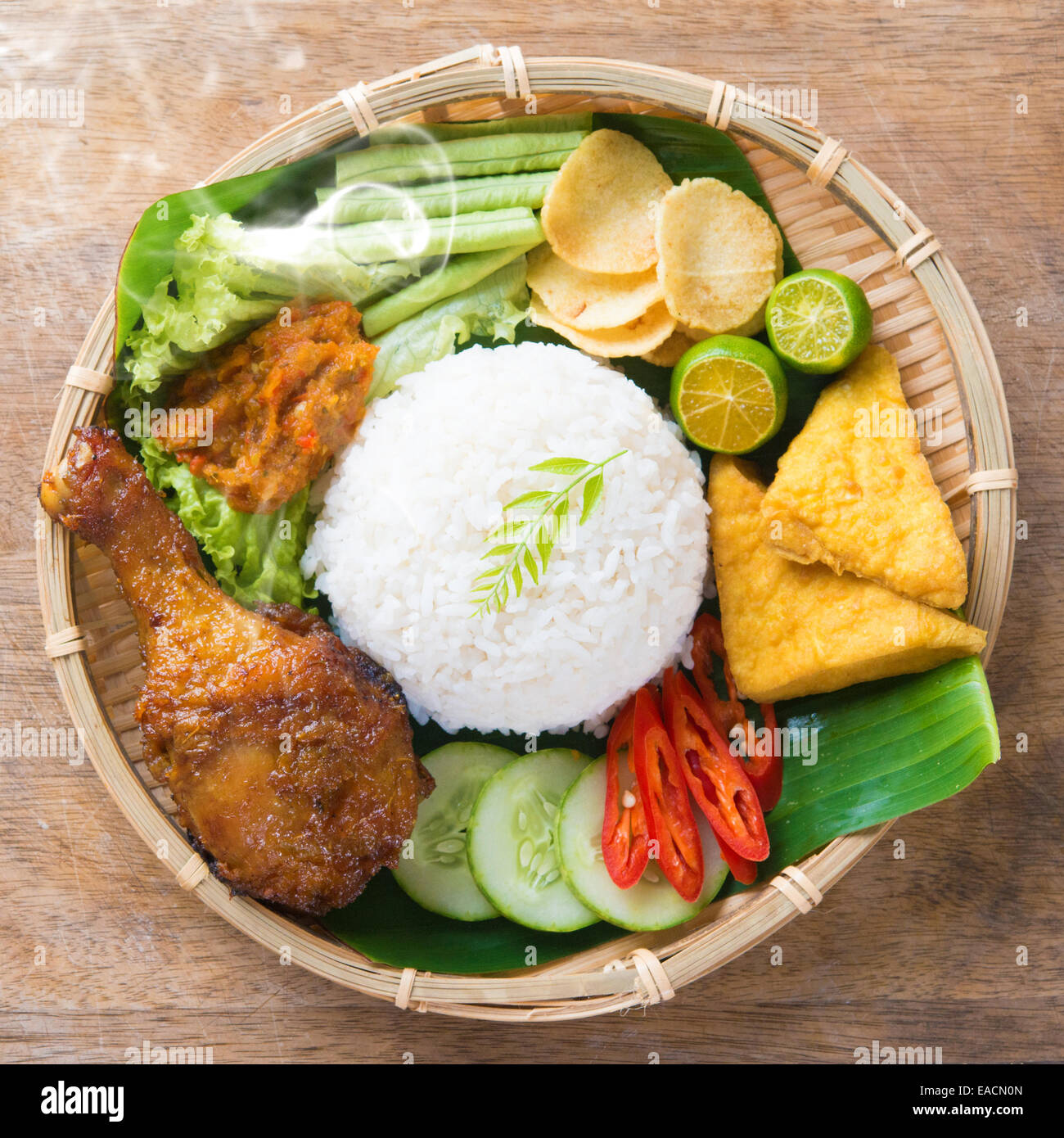 Nasi Ayam Penyet di Bahau, Malaysia: Resepi Asal dan Pengalaman Makan yang Menggugah Selera