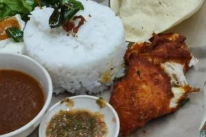 Nasi Ayam Penyet di Balik Pulau, Malaysia: Resepi Asal dan Pengalaman Mencicipi Hidangan Tempatan