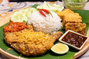Nasi Ayam Penyet di Sri Aman, Malaysia: Resepi Sedap yang Wajib Dicuba