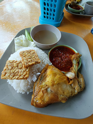 Ayam penyet ibu yanti Ayam penyet ibu yanti