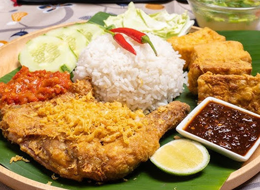 Nasi Ayam Penyet Mamie Station