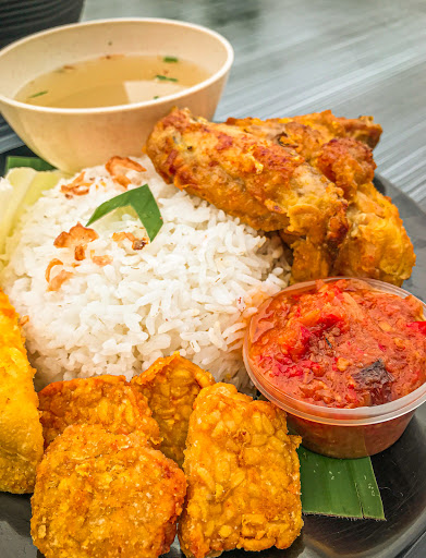Ayam Penyet Kome & Patin Poyok Deme