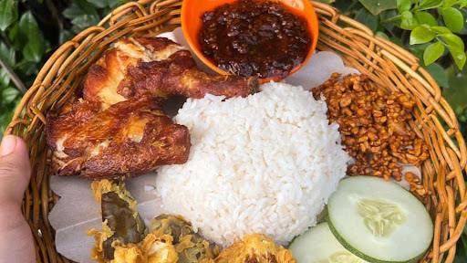 AYAM BEREMPAH KAK ENA