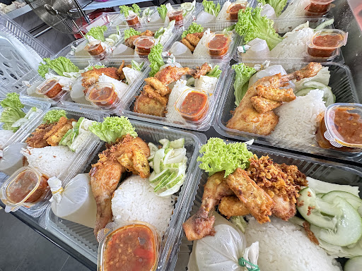 Sarah Kitchen ( Nasi Ayam Penyet Jogja No 1 di Tanah Merah)