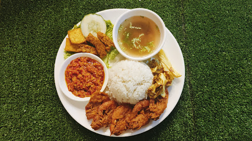 Ayam Gepuk Utaqa Laguna Merbok