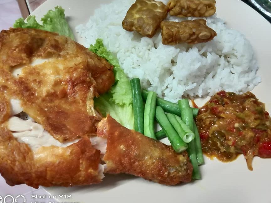 nasi ayam bajetayam penyet