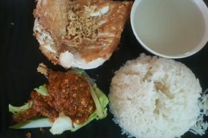 WARONG AYAM PENYET PAKLONG